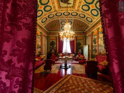 Oltrepassando due tende damascate accediamo ora alla stanza pi� incredibile della residenza: il salone delle feste
